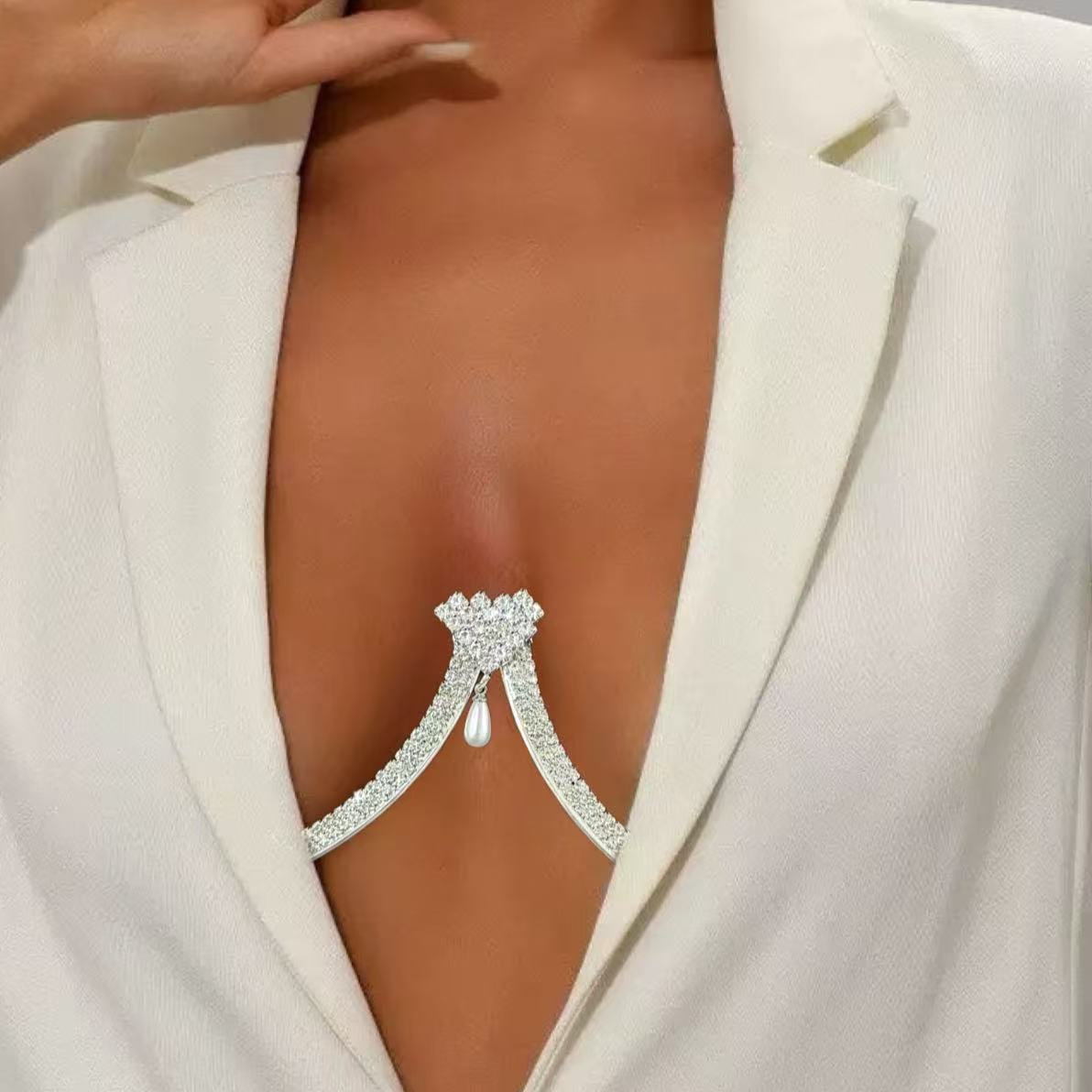 Body Jewelry Necklace - 女性の胸サポートパールペンダントハート型ブラジャーネックレスボディジュエリーラインストーントップファッションギフトビーチビキニ水着